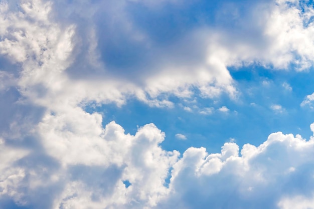 Cielo azul con nubes