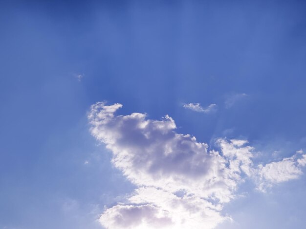 Cielo azul con nubes