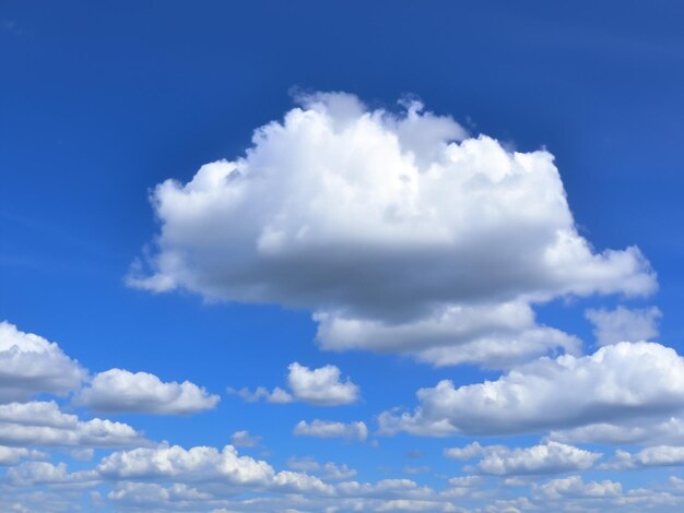 Foto cielo azul con nubes