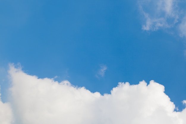 cielo azul con nubes