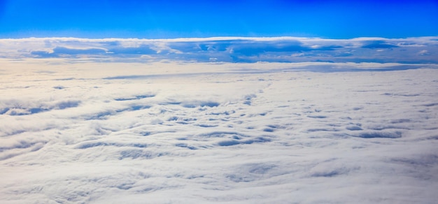 Cielo azul y nubes