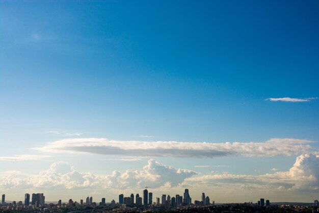 Foto el cielo azul con nubes