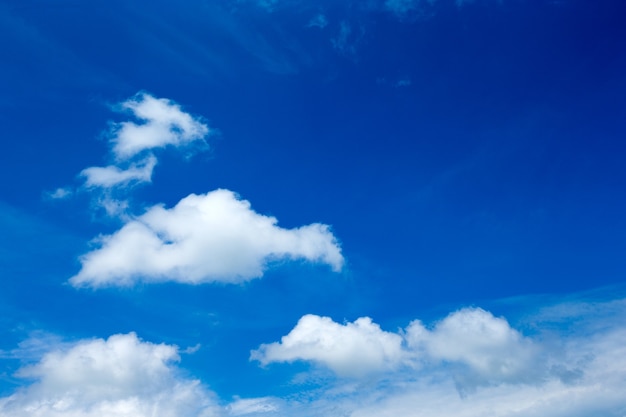 Cielo azul con nubes