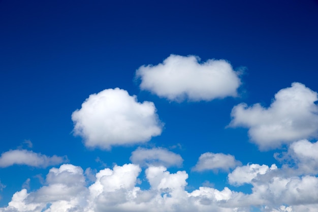 cielo azul con nubes