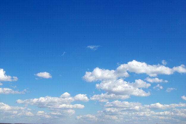 Cielo azul con nubes