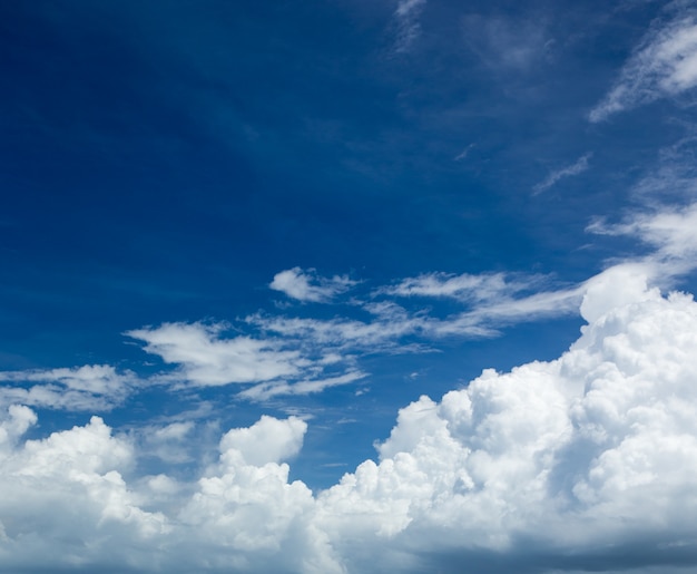 Cielo azul con nubes