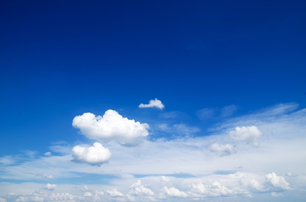 Cielo azul con nubes.