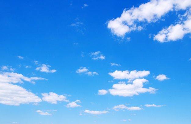 Cielo azul con nubes.