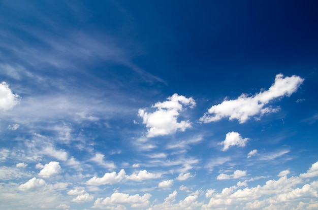 Cielo azul con nubes.