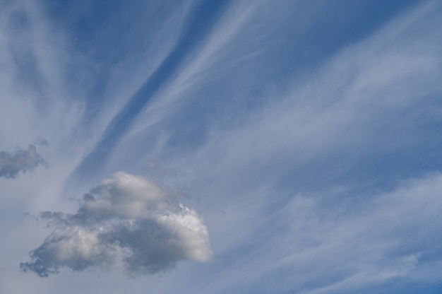 Cielo azul con nubes