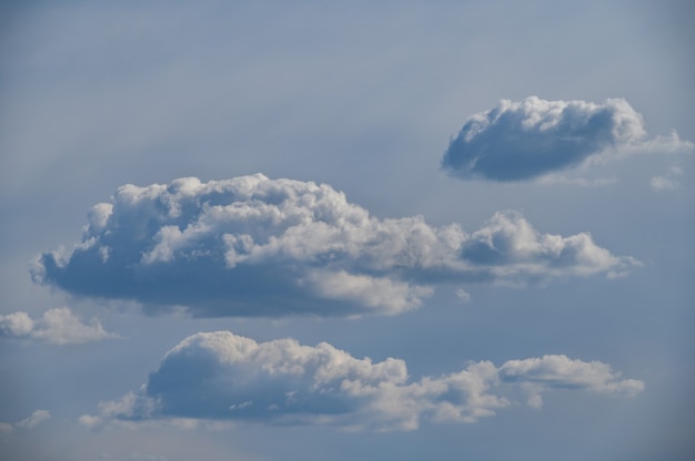 Cielo azul con nubes