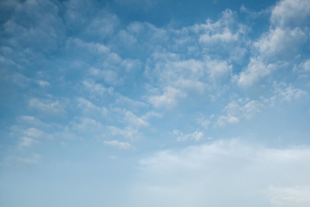 Foto cielo azul con nubes