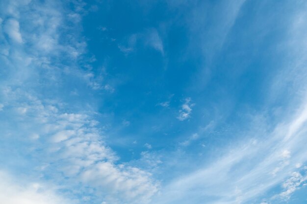 cielo azul con nubes