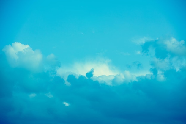 Cielo azul nublado al atardecer Fondo de naturaleza abstracta