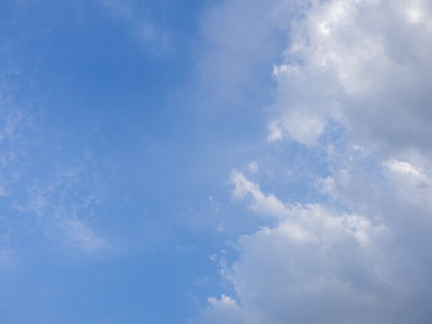 cielo azul nublado en un día soleado