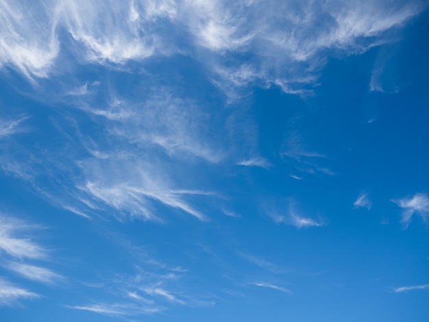 cielo azul nublado en un día soleado.