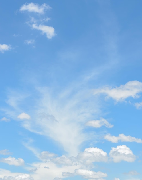 Cielo azul nublado para el fondo de la naturaleza