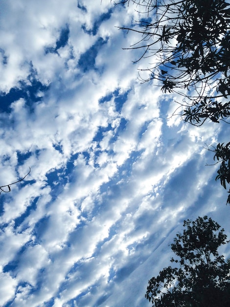 Cielo azul nublado por la mañana Cusco Perú