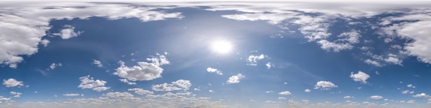 Cielo azul nublado transparente hdri 360 vista panorámica con cenit y hermosas nubes para usar en gráficos 3d como reemplazo de cúpula del cielo o editar toma de drones
