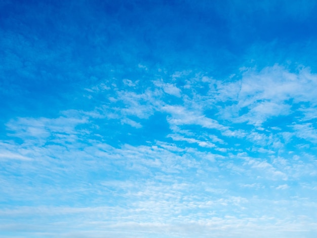 Cielo azul nublado en verano para el fondo