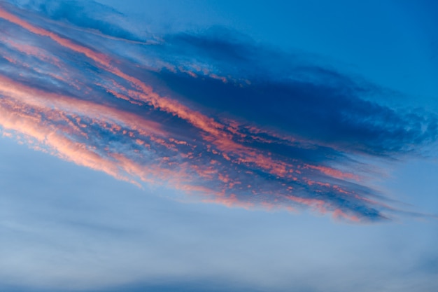 Cielo azul oscuro antes del atardecer con hermosas nubes impresionantes fondo colorido atardecer