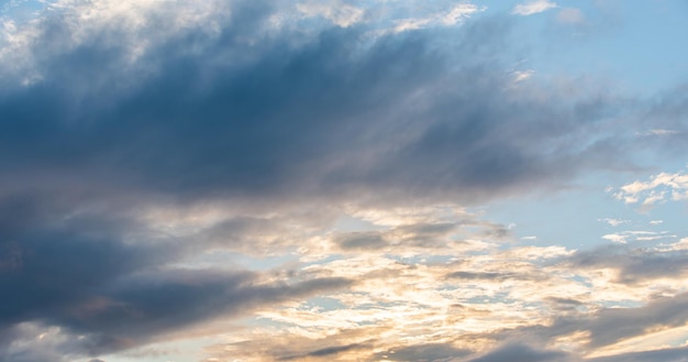 Cielo azul oscuro del atardecer con nubes de lluviaxA