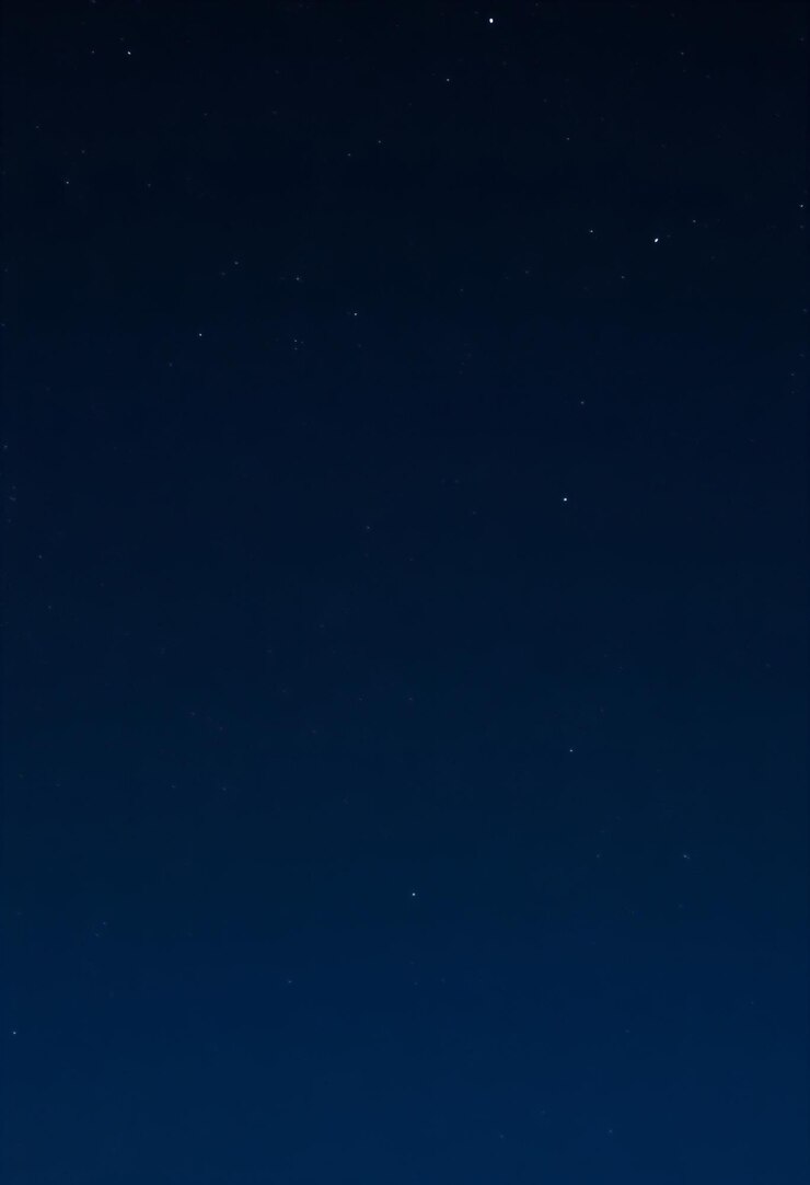 un cielo azul oscuro con estrellas y una estrella en el cielo