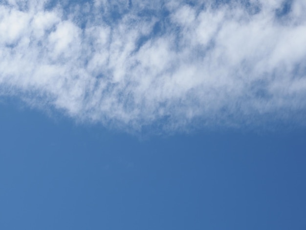 Cielo azul oscuro con fondo de nubes