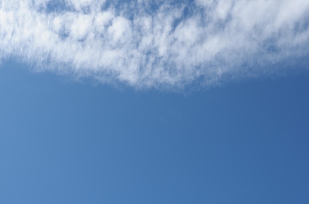 Cielo azul oscuro con fondo de nubes