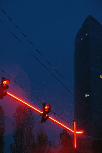 Foto un cielo azul oscuro con una luz roja.