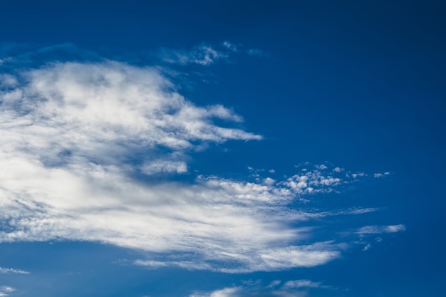 Cielo azul oscuro y nubes blancas.