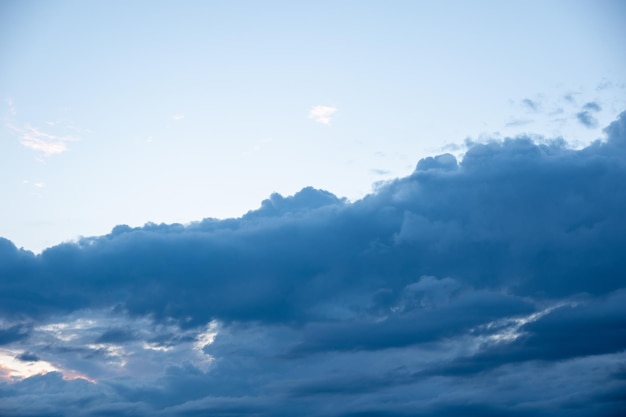 Cielo azul oscuro de la tarde con nubes Hora azul Fondo natural celestial para superponer en sus fotos