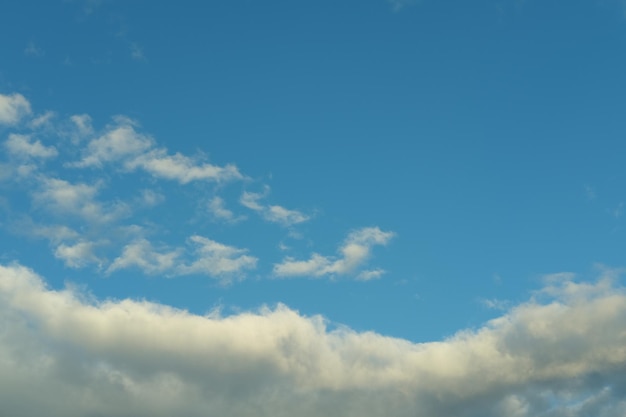 Cielo azul oscuro de la tarde con nubes Hora azul Fondo natural celestial para superponer en sus fotos