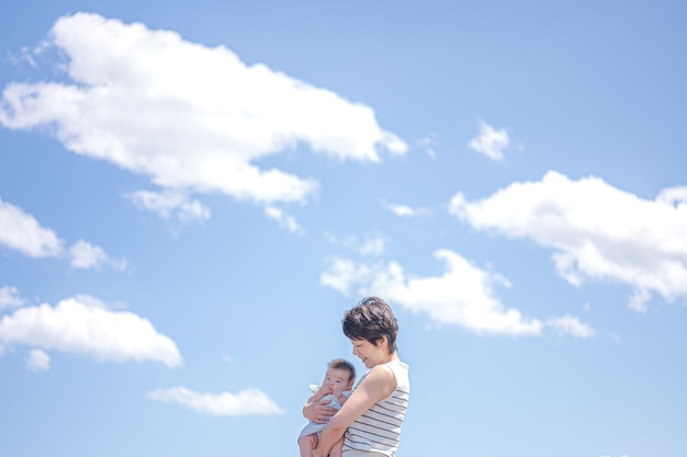 cielo azul y padre e hijo