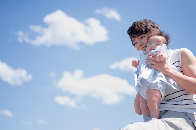 cielo azul y padre e hijo