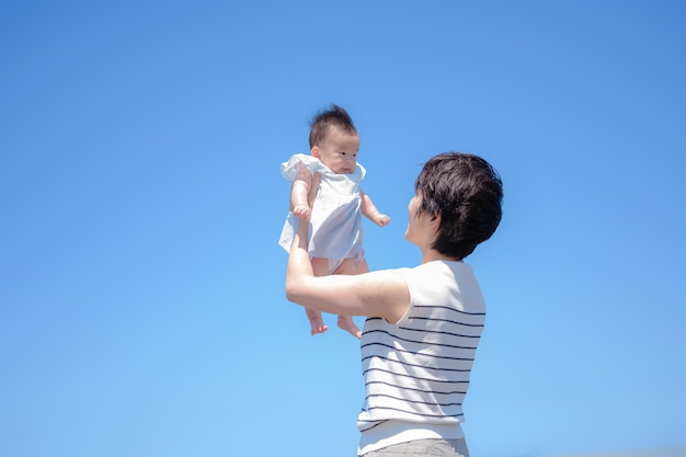 cielo azul y padre e hijo