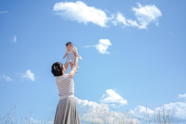 cielo azul y padre e hijo