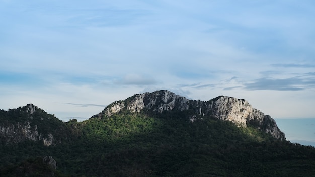 Cielo azul en el paisaje de montaña en Tailandia