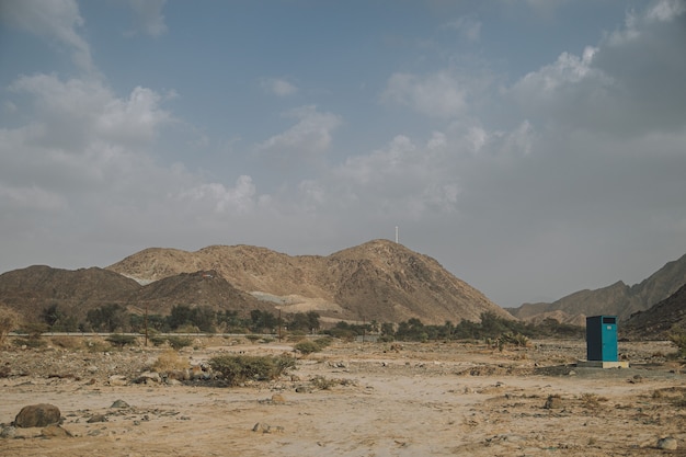 Foto cielo azul con paisaje de montañas y vista al desierto cerca de la carretera