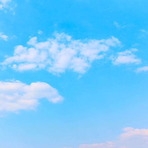 Cielo azul pálido con nubes blancas - fondo con espacio para su propio texto