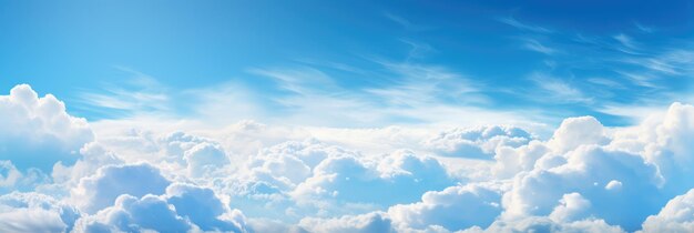 El cielo azul panorámico, las nubes blancas, el horizonte, el material de fondo