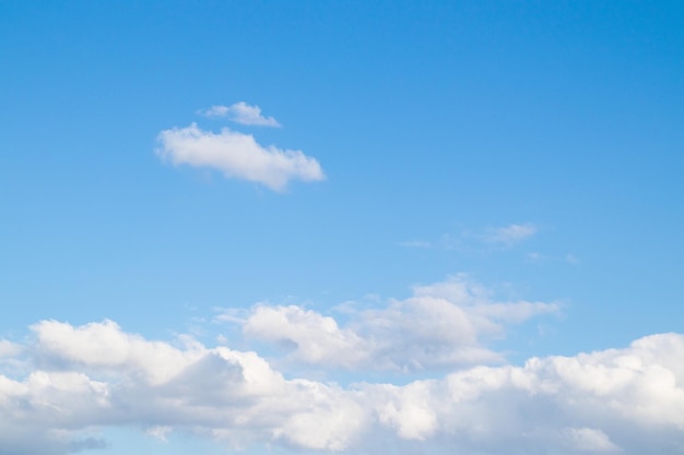 Cielo azul primaveral con nubes blancas Fondo de naturaleza primaveral