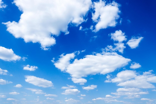 Cielo azul con primer plano de nubes blancas. Fondo del cielo