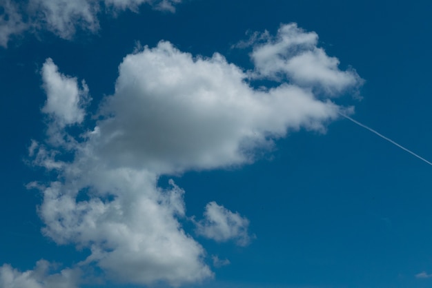 Cielo azul con primer plano de nubes