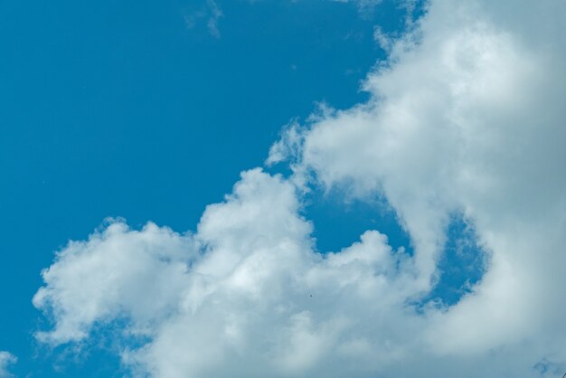 Cielo azul con primer plano de nubes
