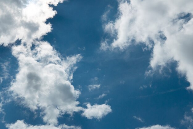 Cielo azul con primer plano de nubes