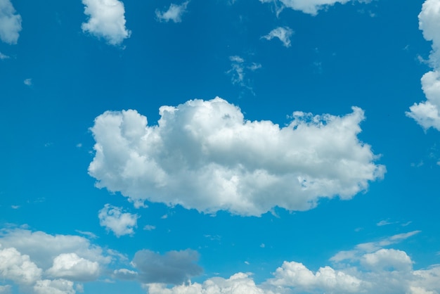 Cielo azul con primer plano de nubes
