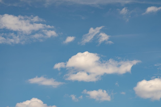 Cielo azul con primer plano de nubes