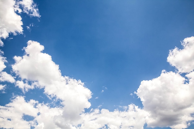 Cielo azul con primer plano de nubes