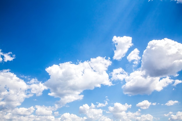 Cielo azul con primer plano de nubes